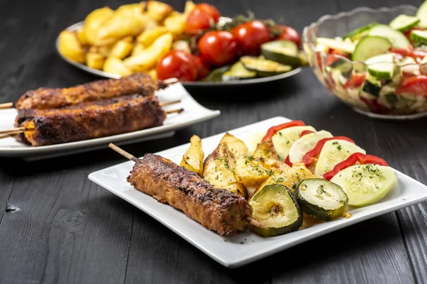 sopa üzerinde Kebap kavrulmuş sebze ile devam eder.