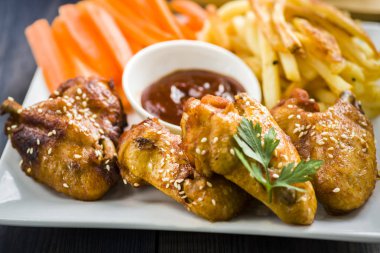 Susamlı kızarmış tavuk kanadı.