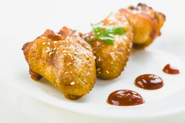 Gebratene Chicken Wings Mit Sesam Auf Einem Weißen Teller — Stockfoto