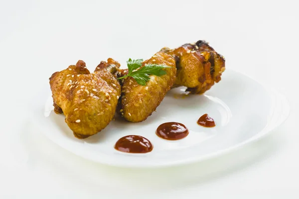 Gebratene Chicken Wings Mit Sesam Auf Einem Weißen Teller — Stockfoto
