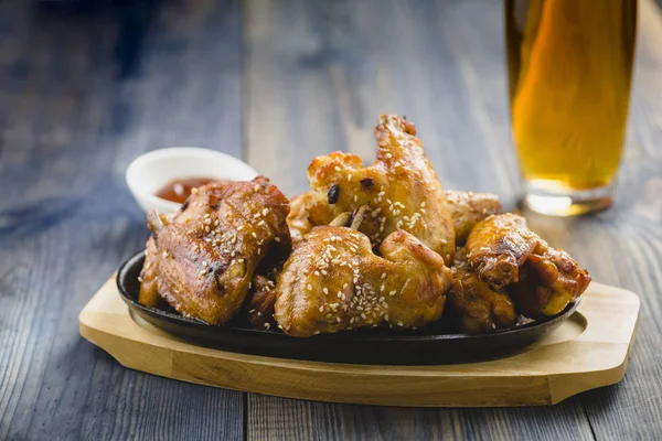 Alas Pollo Fritas Con Sésamo Plato Hierro Fundido — Foto de Stock