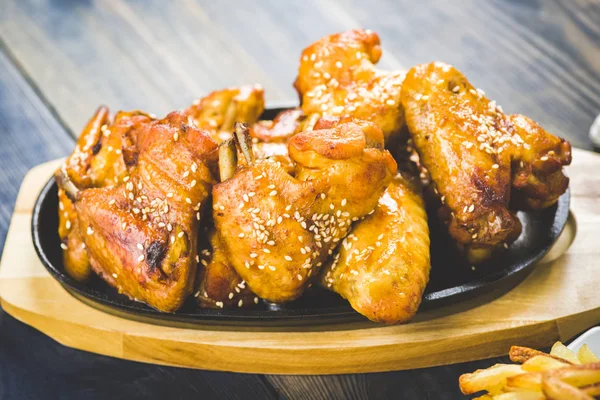 Fried Chicken Wings Sesame Cast Iron Plate — Stock Photo, Image