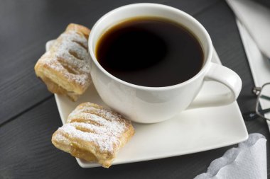 bir fincan kahve ve tatlı sabah gazetesi - güne güzel bir başlangıç için bir şey