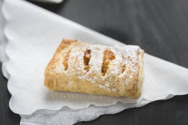 bir fincan kahve ve tatlı sabah gazetesi - güne güzel bir başlangıç için bir şey