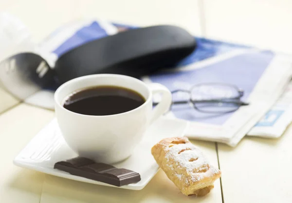 Eine Tasse Kaffee Und Etwas Süßes Zur Morgenzeitung Ein Schöner — Stockfoto