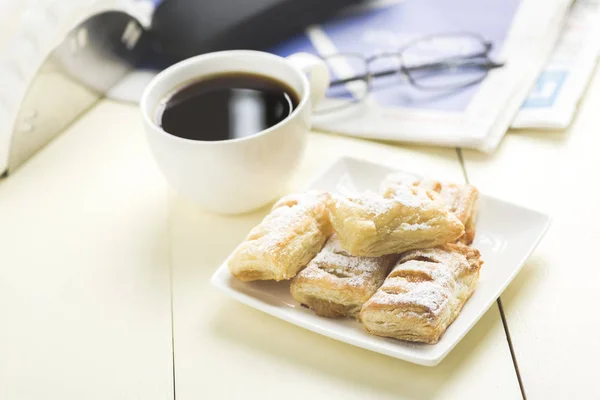 Eine Tasse Kaffee Und Etwas Süßes Zur Morgenzeitung Ein Schöner — Stockfoto