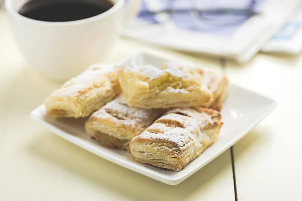 Una Taza Café Algo Dulce Para Periódico Mañana Buen Comienzo —  Fotos de Stock