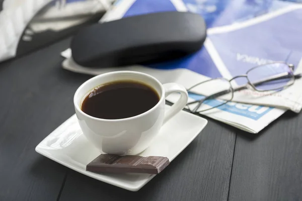 Kopp Kaffe Och Något Sött Till Morgontidningen Trevlig Start Dagen — Stockfoto