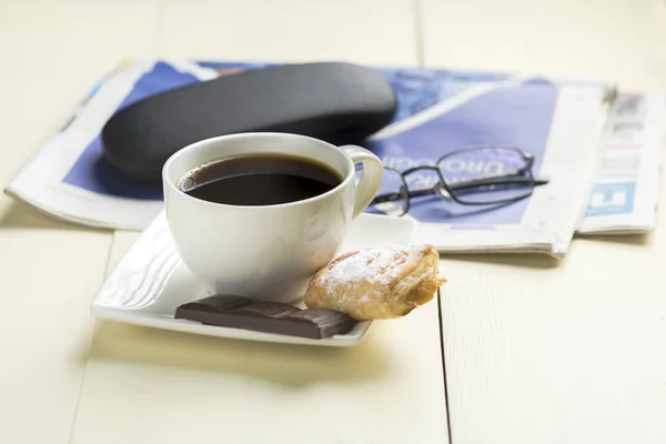 Una Taza Café Algo Dulce Para Periódico Mañana Buen Comienzo —  Fotos de Stock