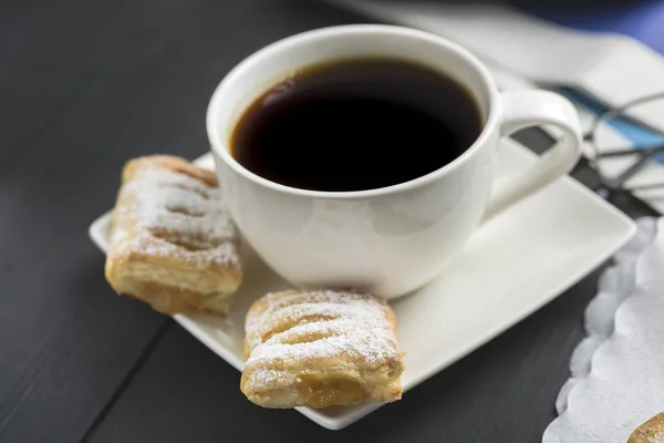 Uma Xícara Café Algo Doce Para Jornal Manhã Bom Começo — Fotografia de Stock