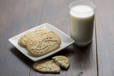 Mısır gevreği kurabiye ve bir bardak süt bir ahşap tablo