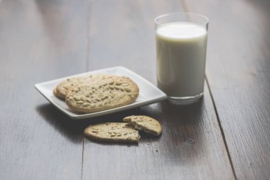 Mısır gevreği kurabiye ve bir bardak süt bir ahşap tablo