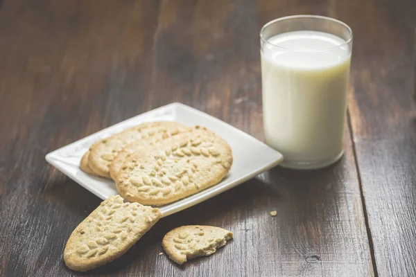 Biscotti Cereali Bicchiere Latte Tavolo Legno — Foto Stock