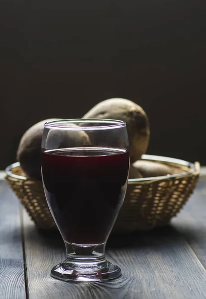 Ahşap Masa Üzerinde Kırmızı Pancar Suyu — Stok fotoğraf