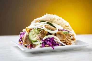 Kebap - kavrulmuş et parçalarını gevrek ekmek sebze karışımı ile