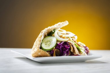 Kebap - kavrulmuş et parçalarını gevrek ekmek sebze karışımı ile