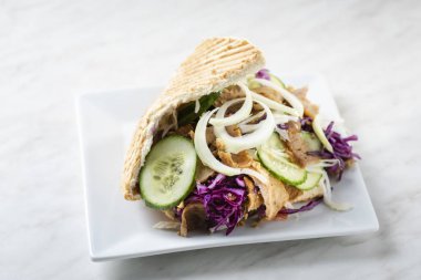 Kebap - kavrulmuş et parçalarını gevrek ekmek sebze karışımı ile