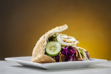 Kebap - kavrulmuş et parçalarını gevrek ekmek sebze karışımı ile