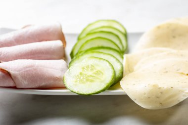 aperatifler - jambon, peynir, salatalık bir tabak