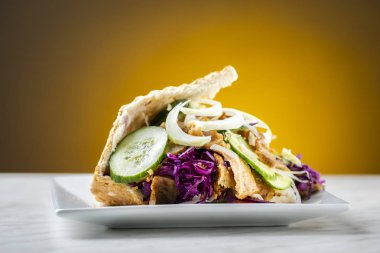 Kebap - kavrulmuş et parçalarını gevrek ekmek sebze karışımı ile