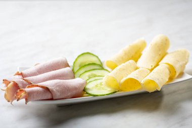 aperatifler - jambon, peynir, salatalık bir tabak