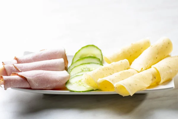 Ein Teller Mit Snacks Schinken Käse Gurken — Stockfoto