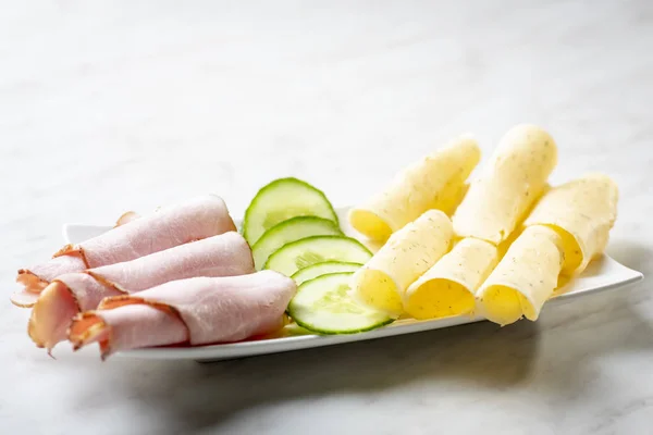 Ein Teller Mit Snacks Schinken Käse Gurken — Stockfoto