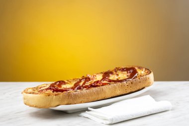 güveç - peynirli sandviç ve ketçap