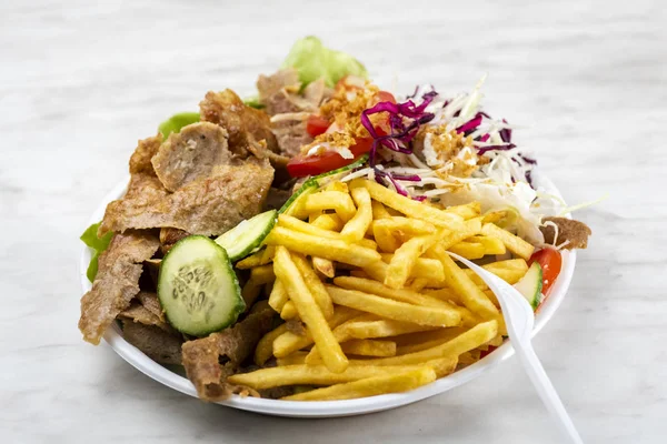 Carne Con Kebab Patatine Fritte Insalata Piatto Plastica — Foto Stock