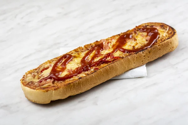 güveç - peynirli sandviç ve ketçap