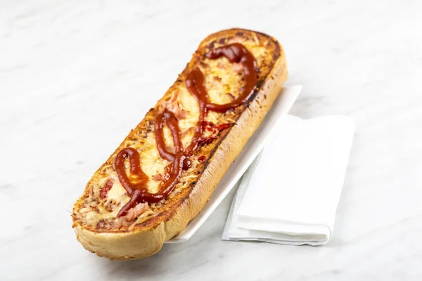 キャセロール チーズ サンドイッチとケチャップ — ストック写真