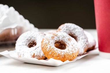 Paket servisi olan restoran kahve ve çörek - yolda hızlı bir Aperatif,