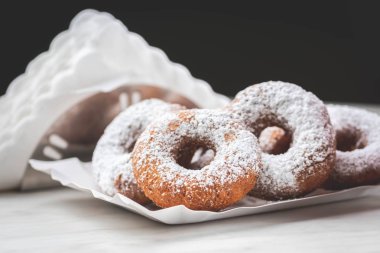 Paket servisi olan restoran kahve ve çörek - yolda hızlı bir Aperatif,