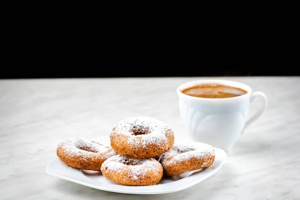 咖啡和甜甜圈 路上的快餐 — 图库照片