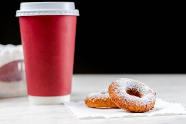 Paket servisi olan restoran kahve ve çörek - yolda hızlı bir Aperatif,