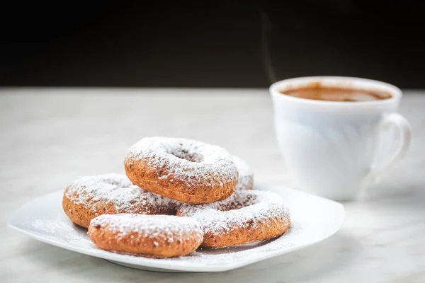 Kawa Pączki Szybką Przekąskę Drodze — Zdjęcie stockowe