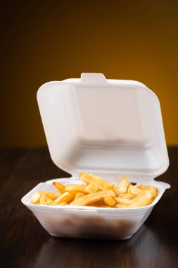 Patates kızartması bir styrofoam kutusu - hala sıcak - fast food
