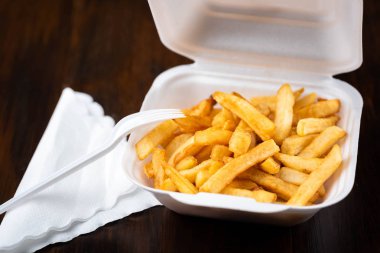 Patates kızartması bir styrofoam kutusu - hala sıcak - fast food