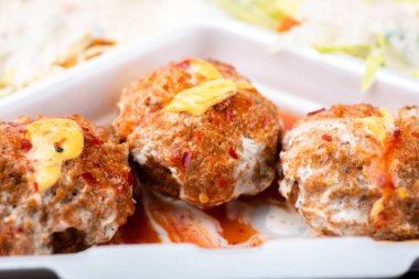 Falafel ofiste yemeye take-away bir tabak sebze ve patates kızartması-