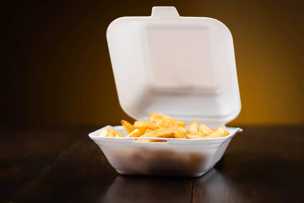 Papas Fritas Una Caja Espuma Poliestireno Todavía Caliente Comida Rápida —  Fotos de Stock