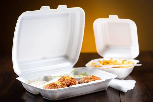 Falafel ofiste yemeye take-away bir tabak sebze ve patates kızartması-