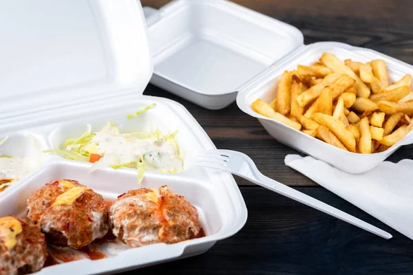 Falafel Com Verduras Batatas Fritas Prato Take Away Para Comer — Fotografia de Stock