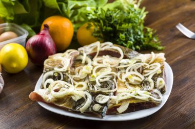 Soğan - balık kızartma için hazırlamak Marine sazan