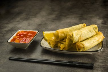 Sebze, çubuk ve tatlı ekşi soslu börek.