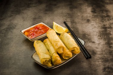 Sebze, çubuk ve tatlı ekşi soslu börek.