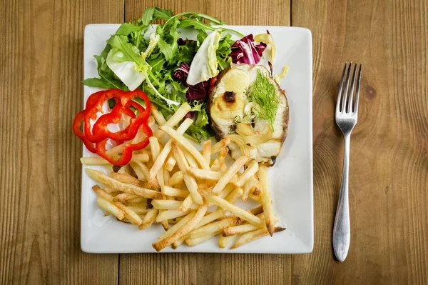 Bife Tubarão Assado Com Batatas Fritas Uma Mistura Legumes — Fotografia de Stock