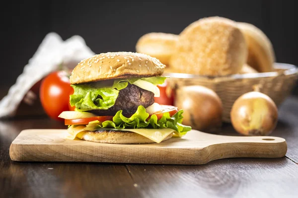 Hamburguesa Casera Con Queso Lechuga Tomate Cebolla —  Fotos de Stock