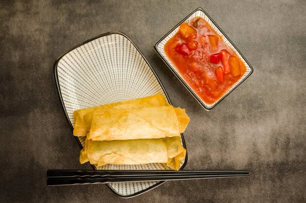 Voorjaarsbroodjes Met Groenten Eetstokjes Zoetzure Saus — Stockfoto