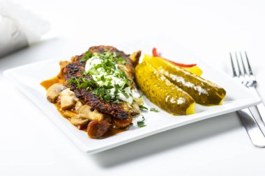 mantar ile domuz eti güveç ile servis patates pastası