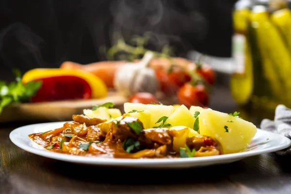 Goulash Porco Servido Com Batatas Cozidas Temperado Com Ervas Frescas — Fotografia de Stock